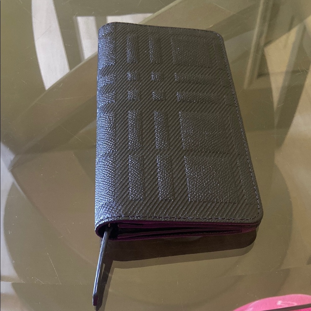 Burberry Black Leather Bi-Fold Zip Wallet - Picture 6 of 8